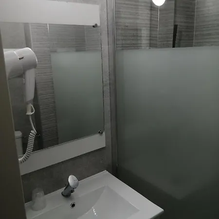 Hotel Contact Arc-en-ciel - Reouverture - Entierement Renove